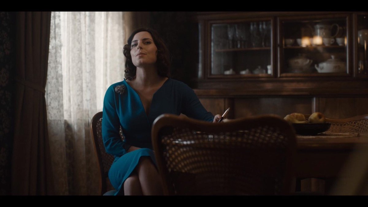  BIRU—Wallpaper dan lantai ruangan percobaan dalam bunker tempat anak-anak yg hilang disekap & berada—Dinding rumah sakit—Jana Nielsen di tahun 1986 & 2019 kerap terlihat mengenakan pakaian berwarna biru—Agnes jg pernah mengenakan busana berwarna biru