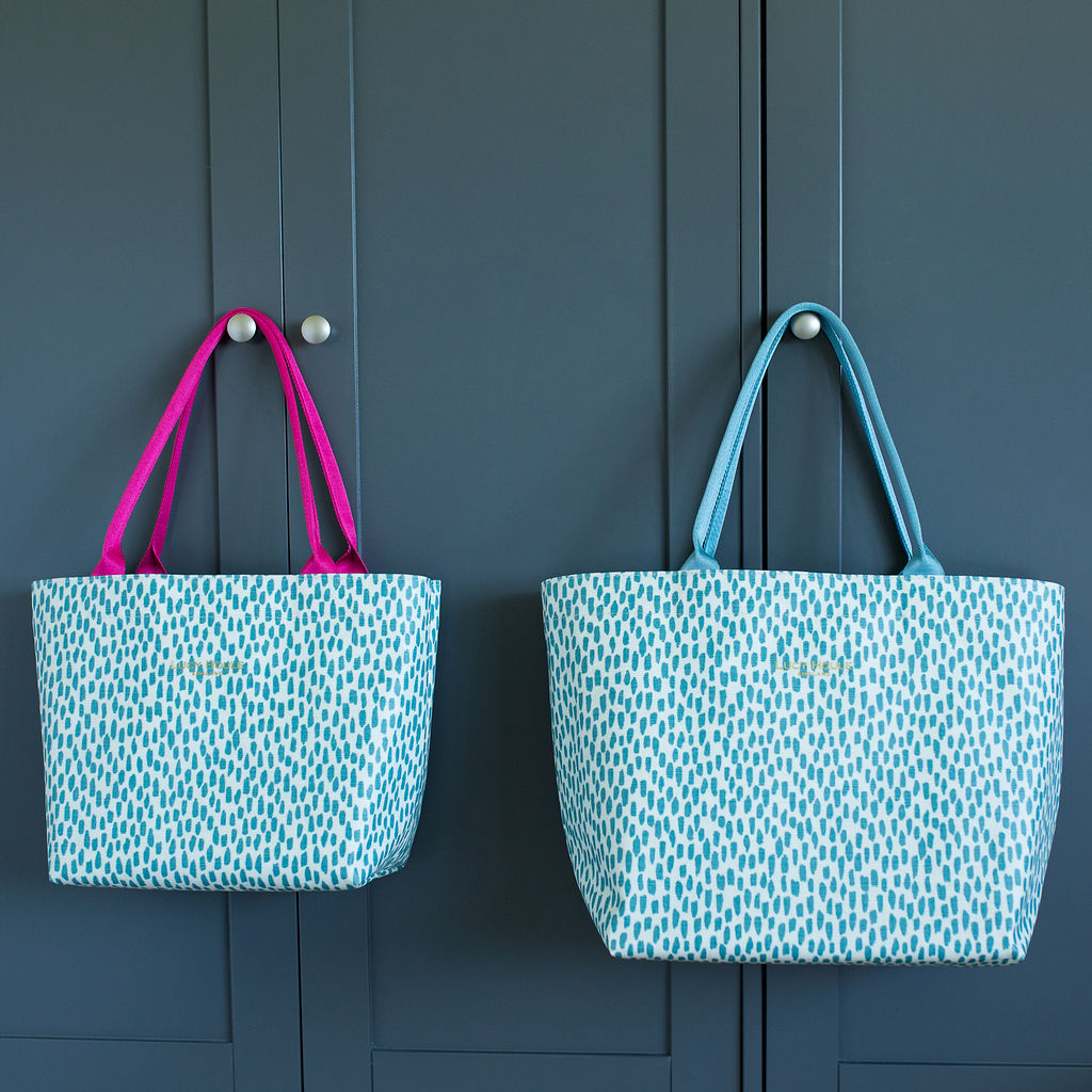 lucyhouleuk's tweet image. Quick trip to the shops or a socially distancing picnic? We make bags in three sizes to suit!
#bagsofchoice #styledforlife #wipeclean #happycolours #britishmade #mumpreneur