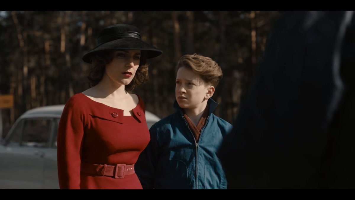 kombinasi warna merah - biru - kuning dalam satu frame—gelas yg digunakan Mikkel utk trik sulap (kuning & biru)—Kaset tape dlm walkman Mads Nielsen (merah & kuning)—Pakaian Agnes & Tronte saat tiba di Winden (merah & biru)—Agnes saat memuji penampilan Doris (biru & kuning)