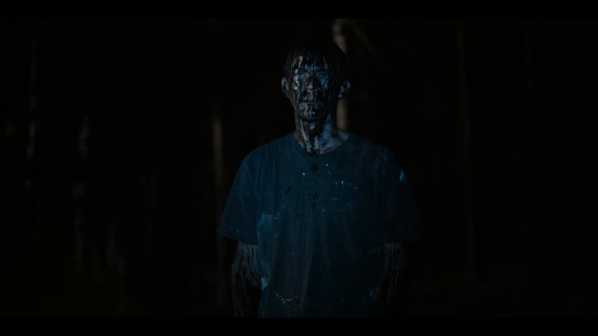 misalnya, alasan kenapa Jonas selalu ditampakkan sosok Mikkel yg kotor karena cat hitam. seakan-akan darahnya menjadi hitam.lalu, alasan kenapa lukisan2 Mikkel dominan menggunakan warna hitam & begitu absurd.