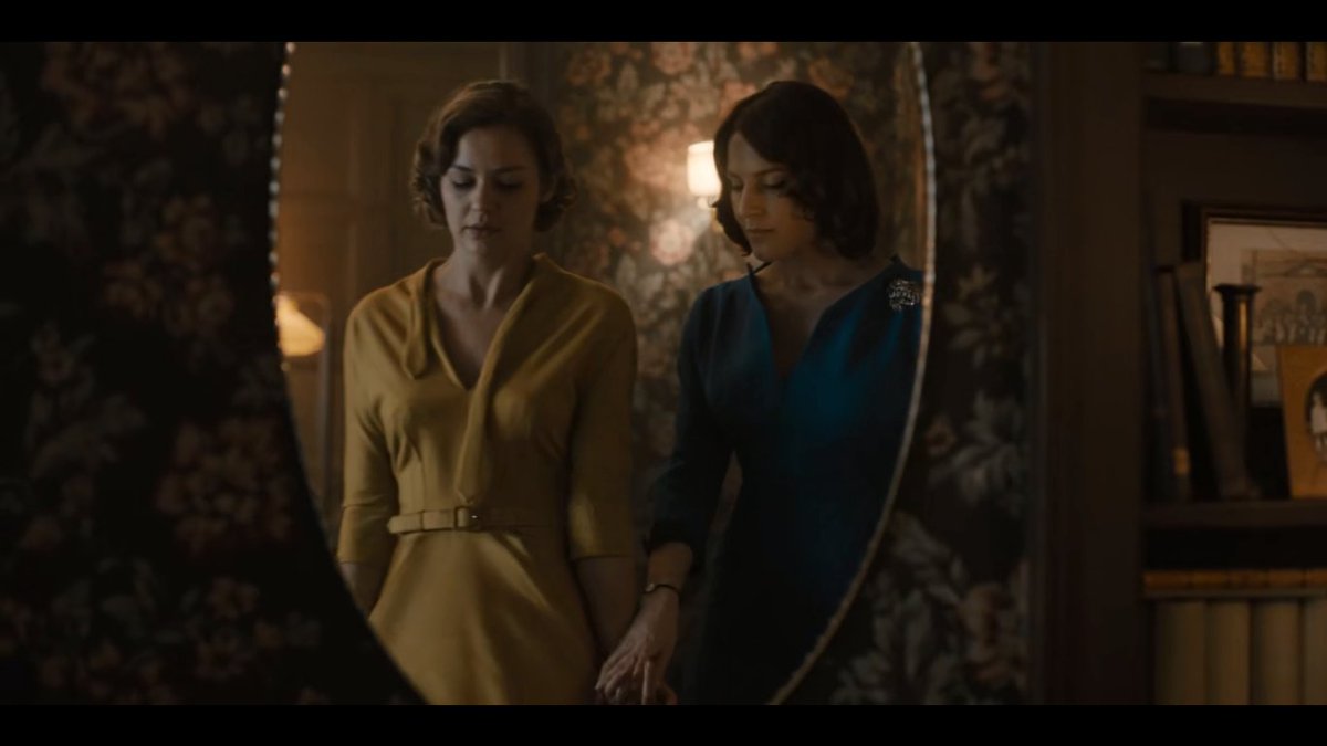 kombinasi warna merah - biru - kuning dalam satu frame—gelas yg digunakan Mikkel utk trik sulap (kuning & biru)—Kaset tape dlm walkman Mads Nielsen (merah & kuning)—Pakaian Agnes & Tronte saat tiba di Winden (merah & biru)—Agnes saat memuji penampilan Doris (biru & kuning)