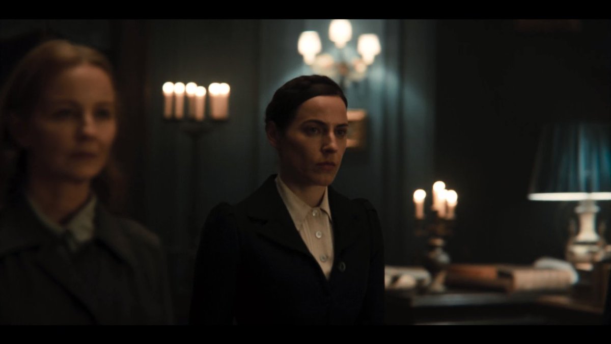 dan, hari ketika Agnes menembak Noah, ia tampak mengenakan pakaian khas Sic Mundus yg dominan berwarna gelap. sangat berbeda dg penampilannya di tahun 1953 yg sangat vibrant.