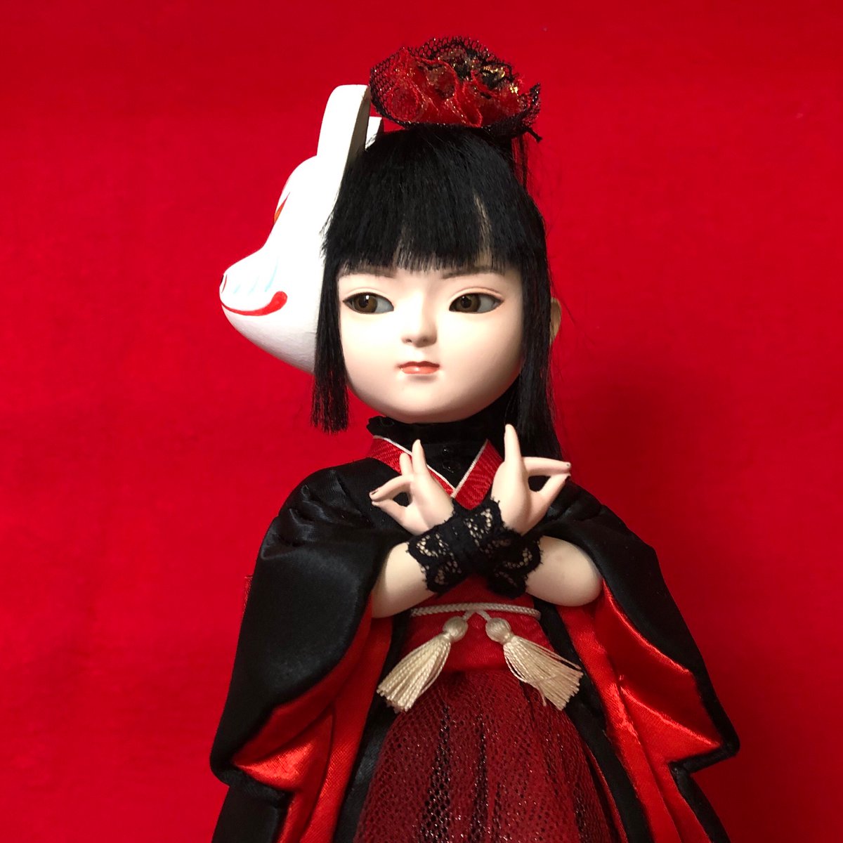齋藤淳 この人形は 胴体に溝を掘り そこに生地を入れ込んで作る 木目込人形 の技法が用いられている 顔 頭 髪 のいわゆる頭 かしら も高級な日本人形と同様の作業工程 面相筆で丁寧に描き込まれた狐の面も見事 ベビーメタル Babymetal 齋藤淳 この人形は 胴体に溝を掘り そこに生地を入れ込んで作る 木目込人形 の技法が用いられている 顔 頭 髪 のいわゆる頭 かしら も高級な日本人形と同様の作業工程 面相筆で丁寧に描き込まれた狐の面も見事 ベビーメタル Babymetal
