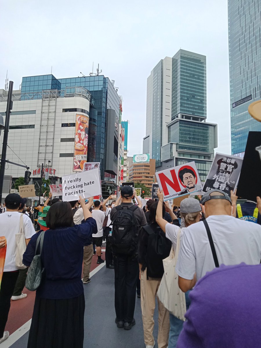 Hundreds of people protested in Tokyo today against racist police violenece. The reason was not only Minneapolis, but first of all the violent arrest and beating in broad daylight of a kurdish man living in Tokyo. A short thread.  #0530渋谷署前抗議