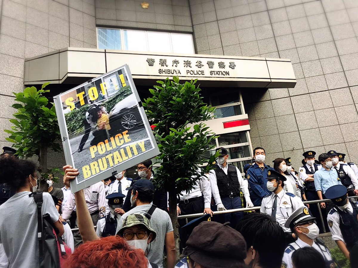 Hundreds of people protested in Tokyo today against racist police violenece. The reason was not only Minneapolis, but first of all the violent arrest and beating in broad daylight of a kurdish man living in Tokyo. A short thread.  #0530渋谷署前抗議