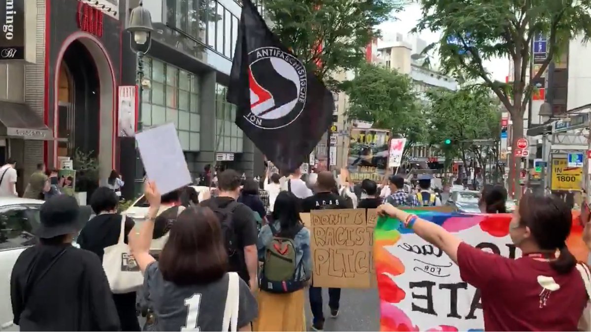 Hundreds of people protested in Tokyo today against racist police violenece. The reason was not only Minneapolis, but first of all the violent arrest and beating in broad daylight of a kurdish man living in Tokyo. A short thread.  #0530渋谷署前抗議