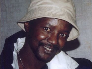 Abou Bakari Tandia meurt après être tombé dans le coma, en décembre 2004, alors qu'il était en garde à vue au commissariat de Courbevoie (Hauts-de-Seine), en banlieue parisienne. Il avait trente-huit ans. Presque cinq ans après, on n'a toujours pas déterminé la cause de sa mort.