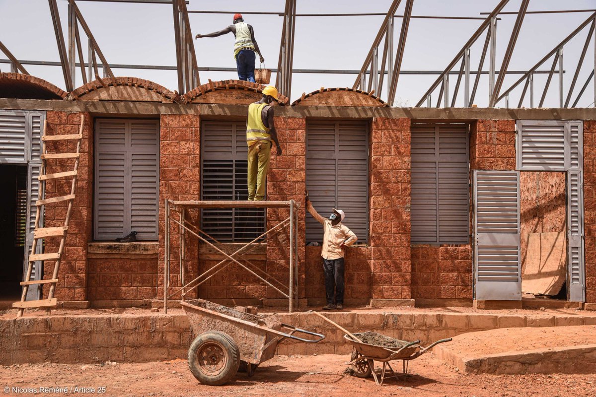 Article25's tweet photo. New images from #Niger! 🇳🇪
The new classrooms at Collège Hampaté Bâ are being built in locally quarried #laterite stone. We want the building to be an exemplar for the #Sahel region!
Photos: @nicolasremene
#makedesignmatter #architecture #africa #terre #ecodesign #niamey https://t.co/KP0X1FY7nj