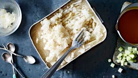 This gin and tonic granita is cool and refreshing as well as a little bit smart - perfect for a Saturday night dinner?

buff.ly/3eosZbA