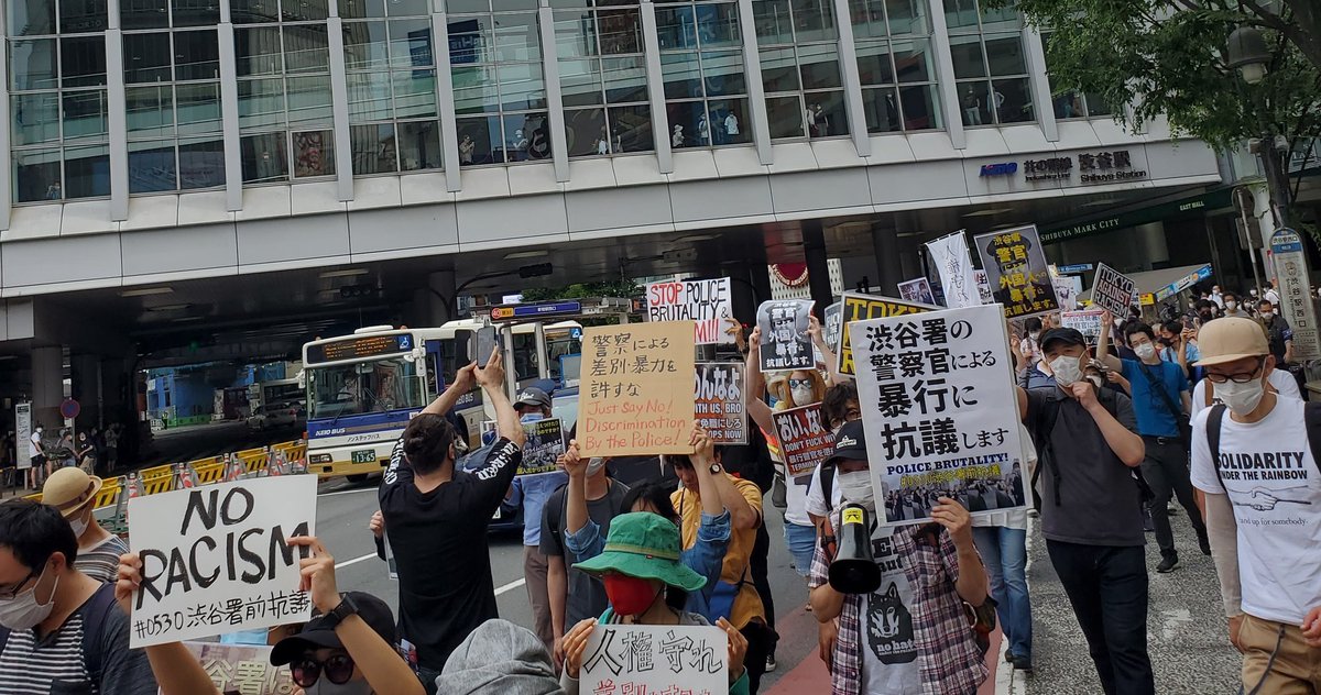 The demo started at the famous shibuya Square, one of the most lively places of Tokyo. Autonomous antifascists, people from political parties, anarchists and people form different other political groups and backgrounds gathered.