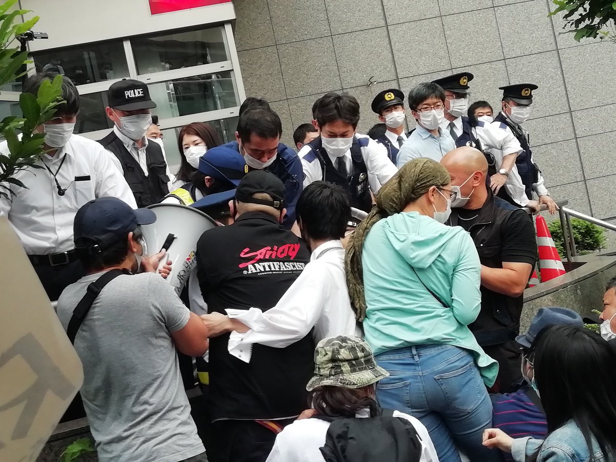 At the Shibuya Police station it got really loud, the people chanted "Turn over the criminal policemen!". Unfoetunately, the police started to attack rhe demo, beat people and arrested one activist.  #0530渋谷署前抗議