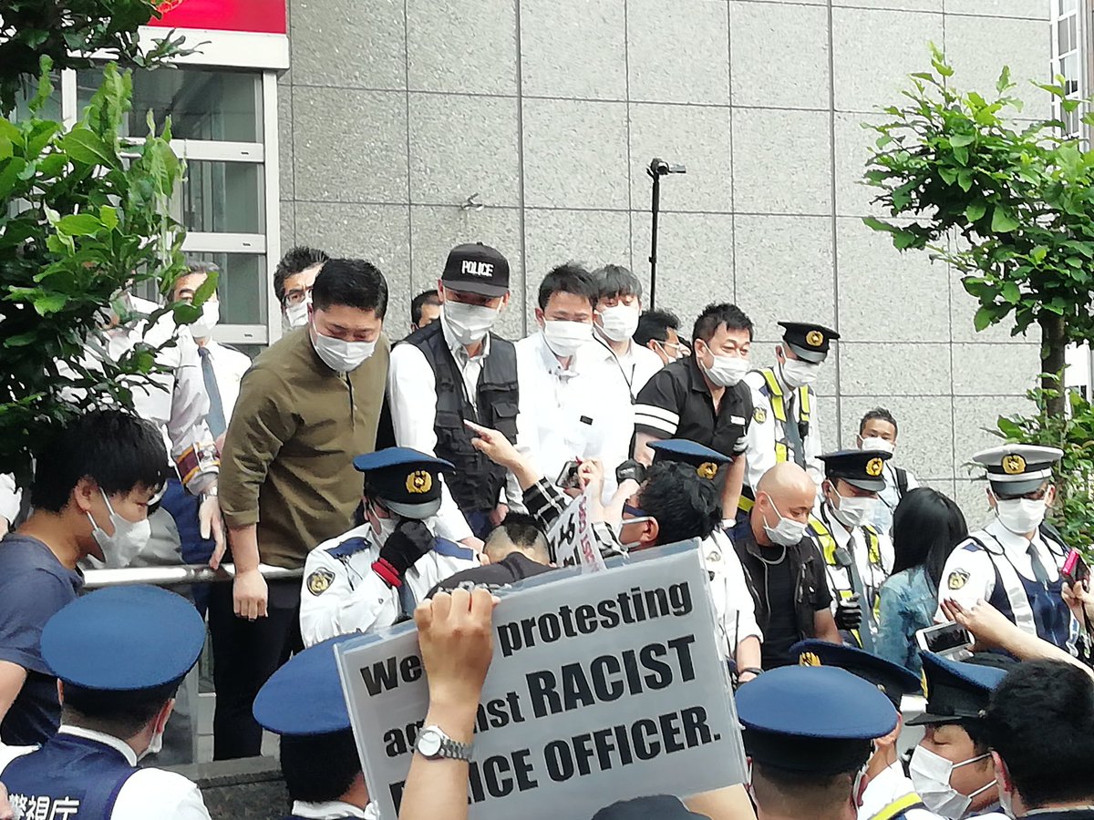 At the Shibuya Police station it got really loud, the people chanted "Turn over the criminal policemen!". Unfoetunately, the police started to attack rhe demo, beat people and arrested one activist.  #0530渋谷署前抗議