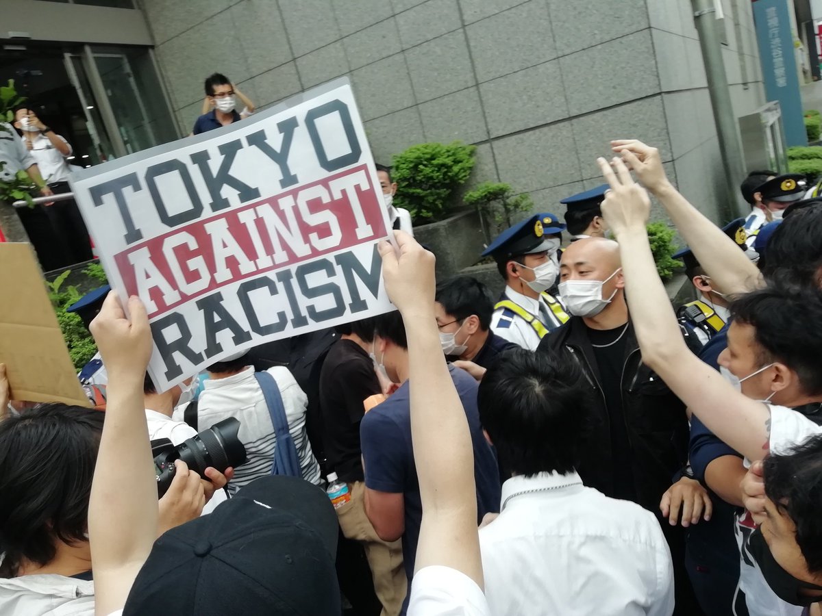 At the Shibuya Police station it got really loud, the people chanted "Turn over the criminal policemen!". Unfoetunately, the police started to attack rhe demo, beat people and arrested one activist.  #0530渋谷署前抗議
