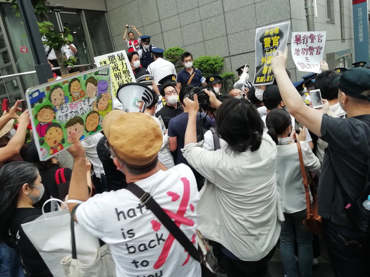 There are still people infront of Shibuya police station, demanding the release of the activist.