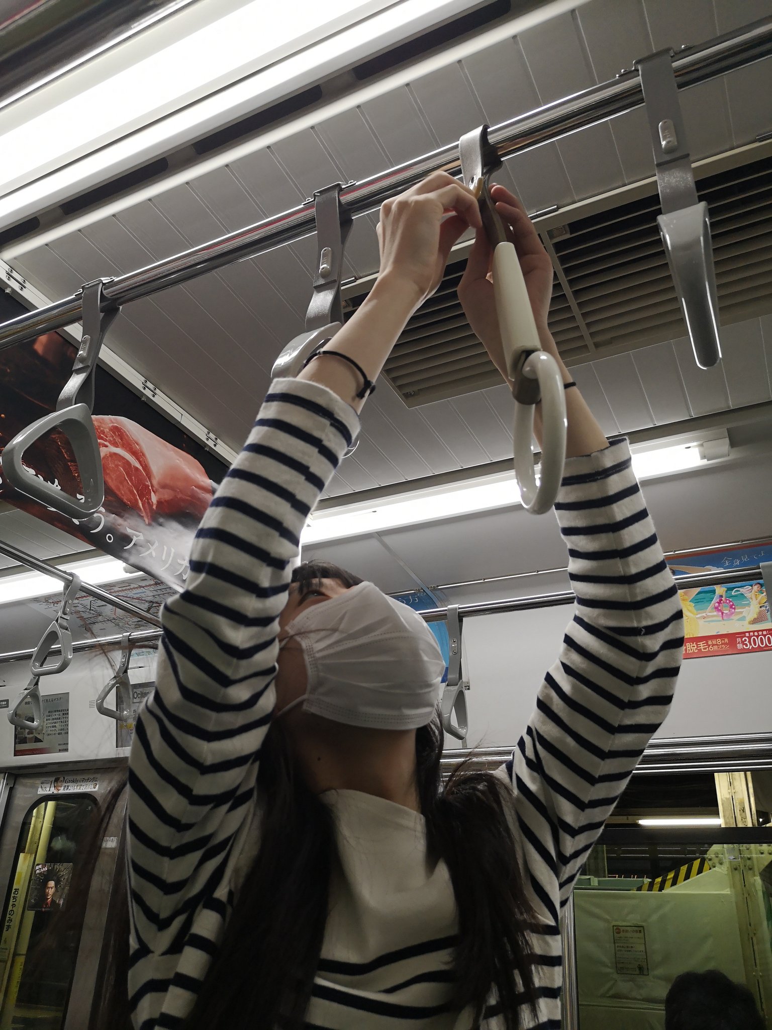 感染防止にマイつり革を どこで手に入れたのか気になる電車内での写真 話題の画像プラス