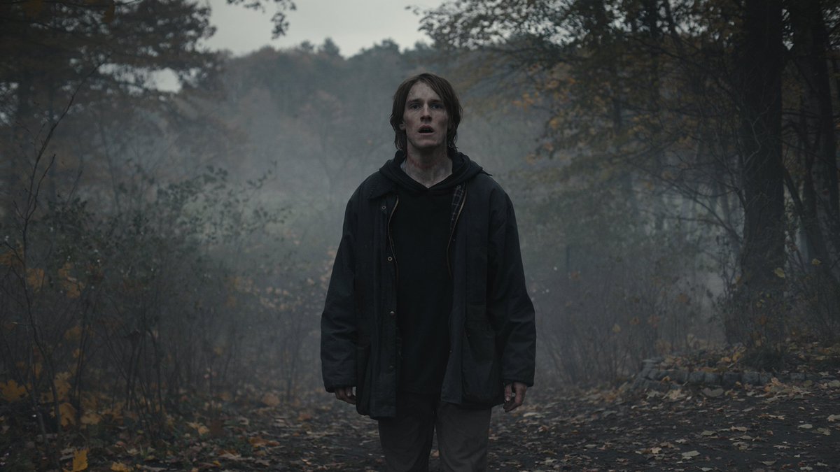 NetflixES's tweet image. Primeras fotos y primera pregunta sobre la última temporada de #DarkNetflix: ¿POR QUÉ MARTHA LLEVA EL CHUBASQUERO Y LA BICI DE JONAS?