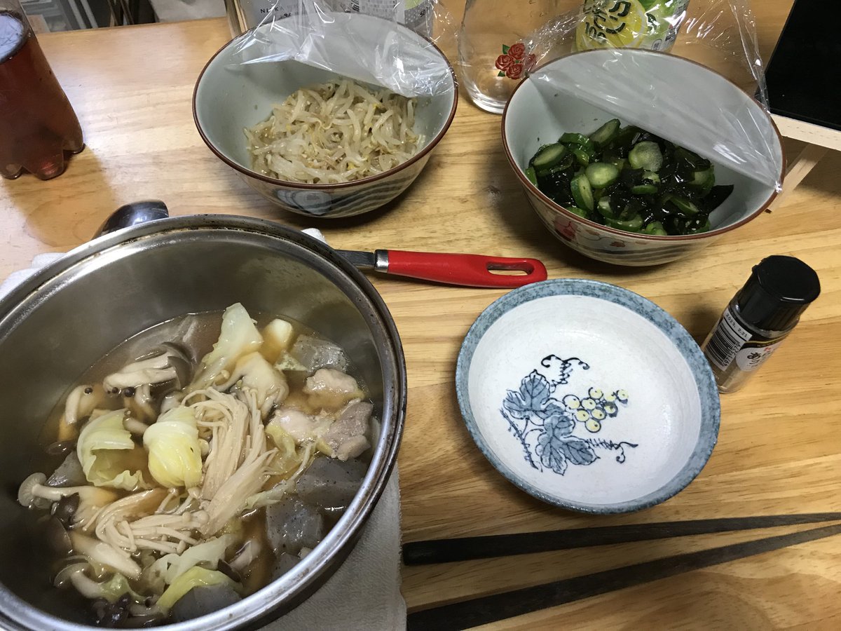 西山 信行 夜です キャベツ煮 もやしナムル キュウリの酢の物 キャベツ煮は ニンニクを入れたらめっちゃ好みの味になった 創味シャンタン素晴らしい