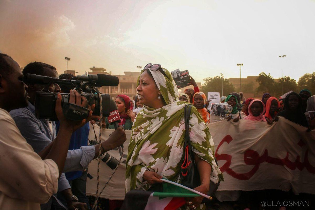 WomenProtest_SD's tweet photo. في 30 مايو 2019 اي قبل 4 أيام من #مجزرة_القيادة_العامة ، نسقت المبادرة الاستراتيجية لنساء القرن الافريقي شبكة صيحة مسيرة نسائية تاريخية اتجهت نحو #إعتصام_القيادة_العامة طالبت بالتحول لحكم ديمقراطي بقيادة مدنية يضمن #الحرية_السلام_والعدالة للجميع. https://t.co/NYI54h5np0