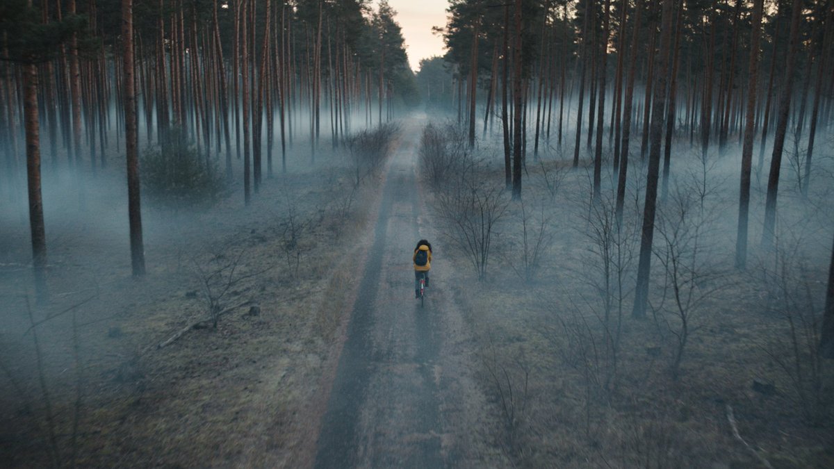 NetflixES's tweet image. Primeras fotos y primera pregunta sobre la última temporada de #DarkNetflix: ¿POR QUÉ MARTHA LLEVA EL CHUBASQUERO Y LA BICI DE JONAS?