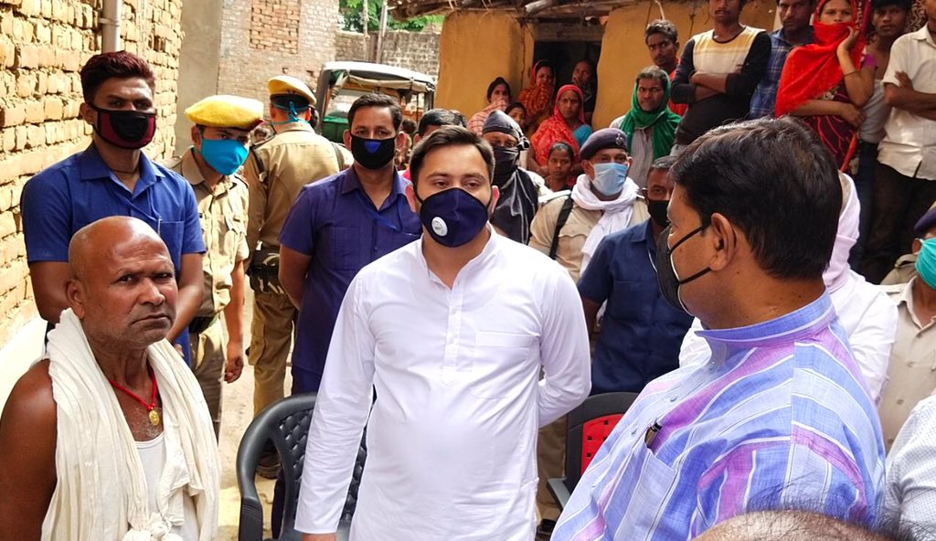 yadavtejashwi's tweet photo. पटना जिला के नौबतपुर निवासी श्री भोला पासवान की अपराधियों ने गोली मारकर हत्या कर दी। आज पीड़ित परिवार से मिलकर सांत्वना दी। 

कथित सुशासन में अपराधियों का बोलबाला है। बिहार में चहुँओर लूट, हत्या, बलात्कार और नरसंहार हो रहा है। कब कौन किसे क्यों और कहाँ मार दे कोई पता नहीं? https://t.co/IHIKA58fPR