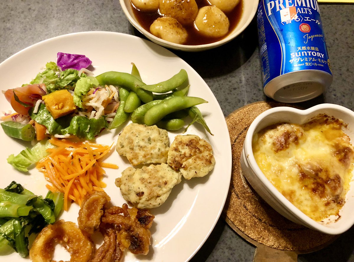 まこや 今日の晩ご飯 昨日の残りのパンとトマト煮をグラタンにリメイク あとは在庫や昼ご飯の残りを並べて 冷凍みたらし団子 先日もらった高級団子のみたらしにおろし生姜がたっぷりかかってて美味しかった うちのでかい団子でも美味しい みたらし