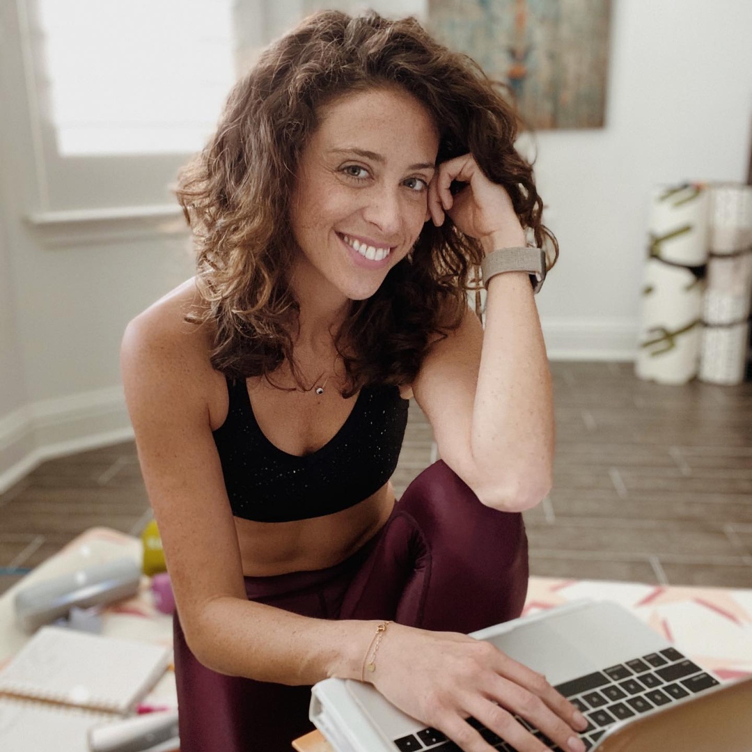 how to balance work and movement without going crazy:

1. block off time in your calendar for mini-workouts or stretches 

2. create a dedicated workout space, even if it's a small corner of a room

3. remember that getting moving is a gift to yourself, your mind, and your body