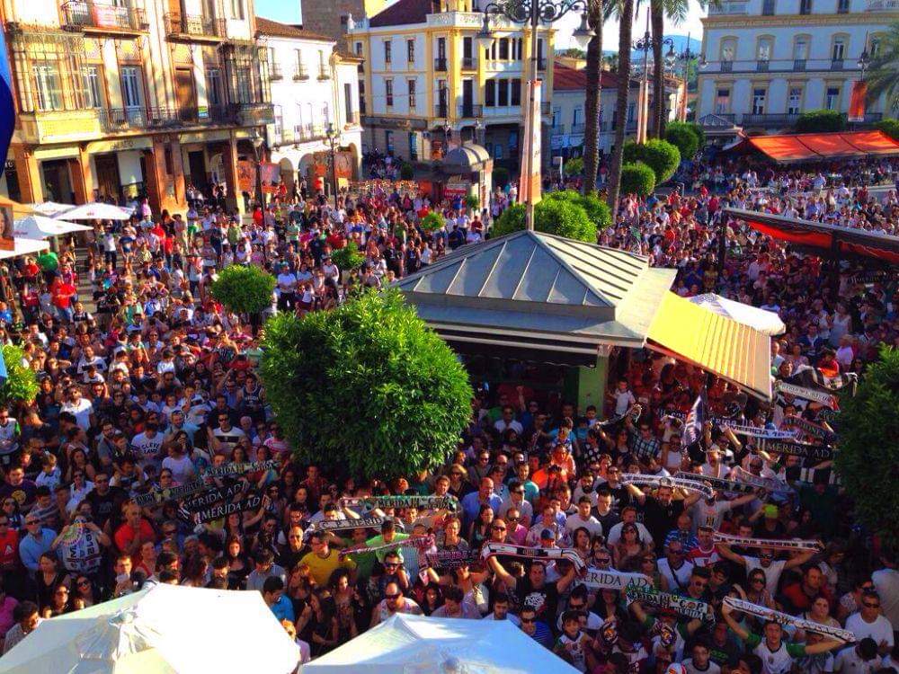 📸 Hoy, 30 de mayo, se cumplen 5 años del ascenso a Segunda División B conseguido en Laredo.

⚪🖤 ¡Qué bonito fue! ⚪🖤