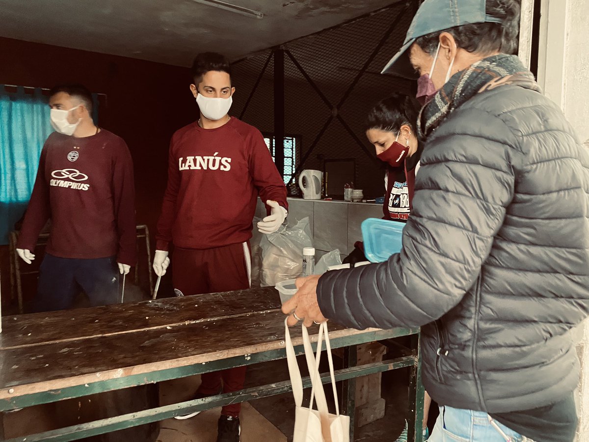 guidoscasso's tweet photo. Hoy volvimos con la olla a Caraza, manteniendo distancia, extremando todos los recaudos de higiene y brindando más de 200 raciones de comida.
Gracias a todos los que estuvieron colaborando, seguiremos por este camino para ayudar a la gente que más lo necesita. https://t.co/L7yKKeXcO2
