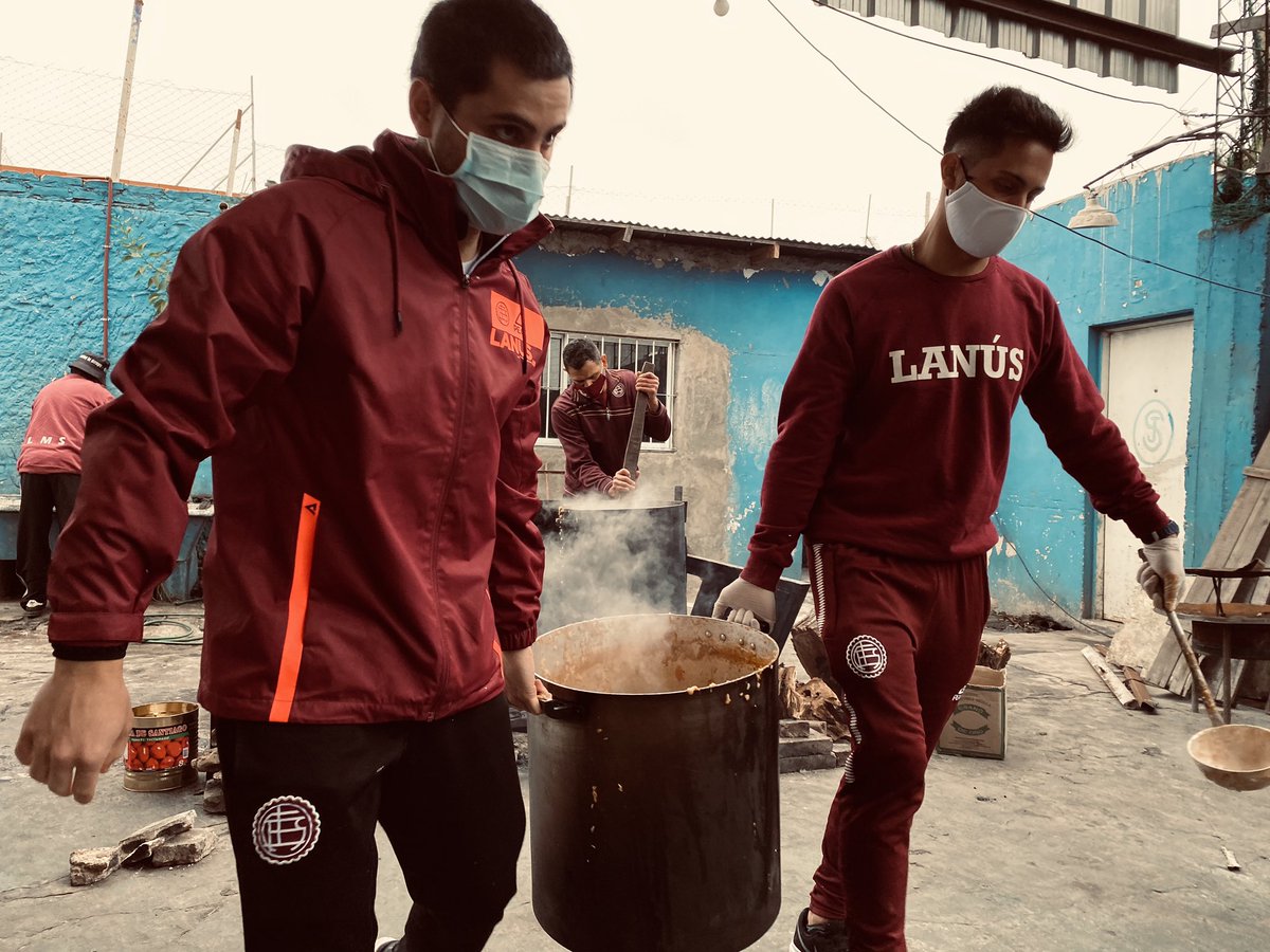 guidoscasso's tweet photo. Hoy volvimos con la olla a Caraza, manteniendo distancia, extremando todos los recaudos de higiene y brindando más de 200 raciones de comida.
Gracias a todos los que estuvieron colaborando, seguiremos por este camino para ayudar a la gente que más lo necesita. https://t.co/L7yKKeXcO2