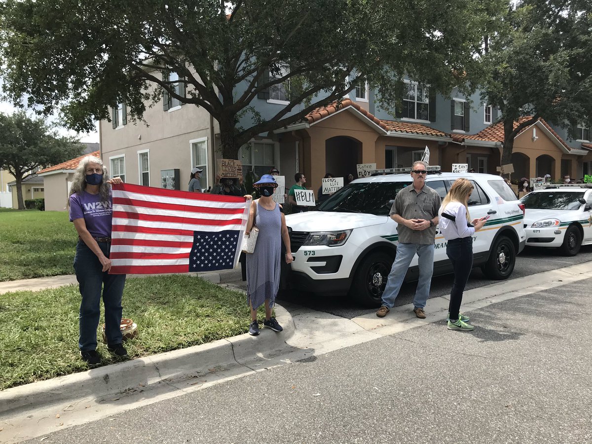 Protestors are back outside the Orlando-area home of former Minneapolis cop Derek Chauvin, who’s been arrested in the killing of  #GeorgeFloyd.Today,  @OrangeCoSheriff deputies & vehicles are in front of the home & barriers surround the street. Demonstrators are across the street