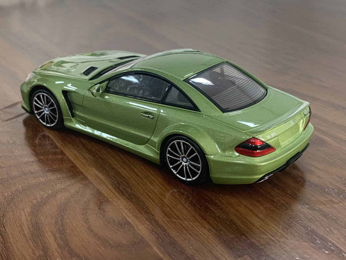 #43vecesmáspequeños Mi colección. Uno cada día. 167 - Mercedes-Benz SL 65 AMG Black Series. Minichamps. La criatura tenía 671 CV extraídos del V12 biturbo de la casa y se reconvirtió en cupé por obvias razones de rigidez. Visto de lejos y en ese verde parece un Bburago pero no.