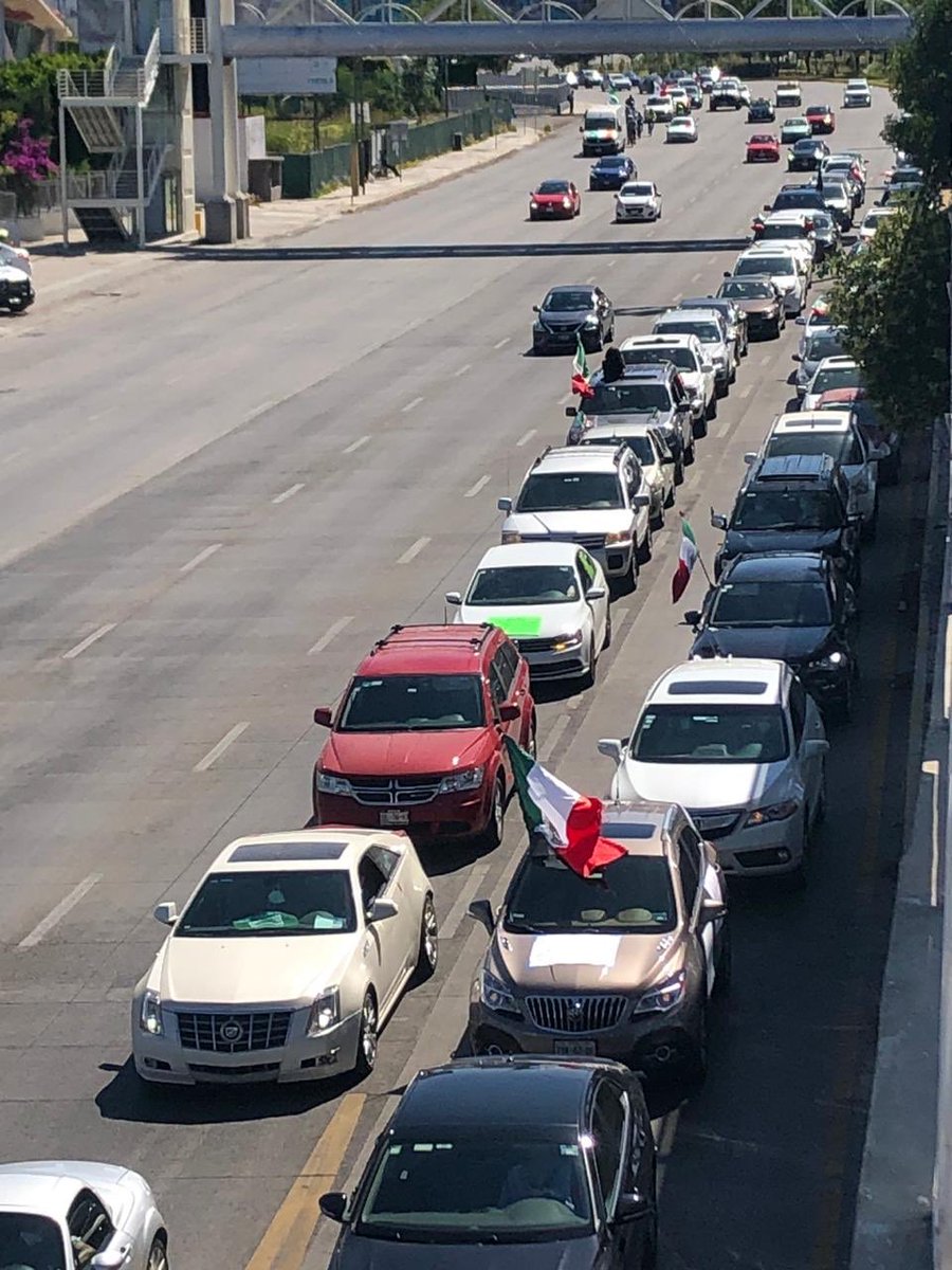carlosmartinh's tweet photo. 🚐🚌🚙 Asi la caravana de vehículos en  #Puebla del Frente Nacional AntiAmlo, con banderas de Mexico y carteles
#AmloVeteYa https://t.co/vS1SI4tVGg