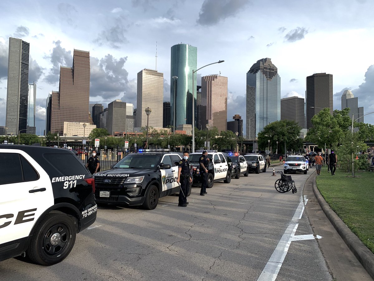 ferglzc's tweet photo. no justice, no peace #BlackLivesMatter #HoustonProtest https://t.co/3GswtoF0dz