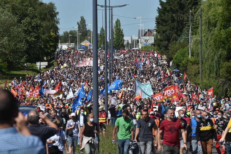 CocardeEtud's tweet photo. ❌ Manif de #sanspapiers organisée par des immigrationnistes voulant régulariser des gens qui n'auraient jamais dû entrer en France. 

✅✊🏻 Marée populaire à #Maubeuge contre le plan social de Renault et les délocalisations prévues. 

Il y a les vrais combats, et le reste. https://t.co/dXRlsnZ8Z4