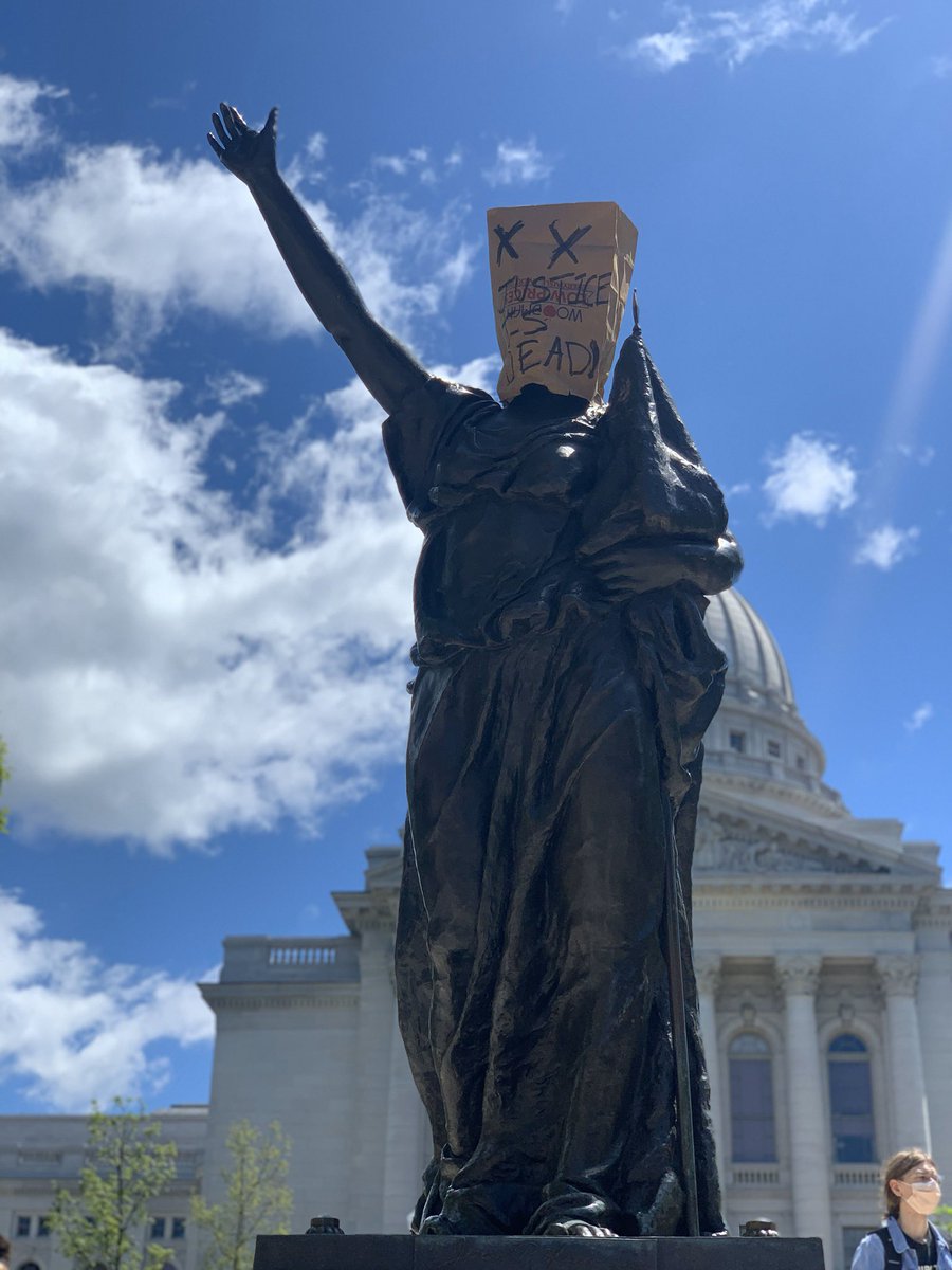 GabbyBachara's tweet photo. “Justice is dead” 

A Justice for #GeorgeFloyd rally is about to begin. 

#News3Now https://t.co/Bn4EnUXLPo