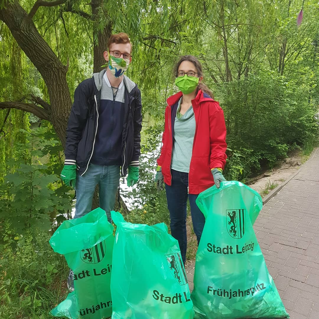 ClaudiaMaicher's tweet photo. #Dreckweg heute am Kanal beim Frühjahrsputz @StadtLeipzig zusammen mit @KuglerQuentin und @gruene_leipzig für eine saubere+lebenswerte #Nachbarschaft. Schützt Gewässer, Mensch und Tier.  #müllsammeln #Leipzigerwesten #Plagwitz #Lindenau #wastefreeplanet #cleanup #zerowaste https://t.co/sfoaIWAF6A