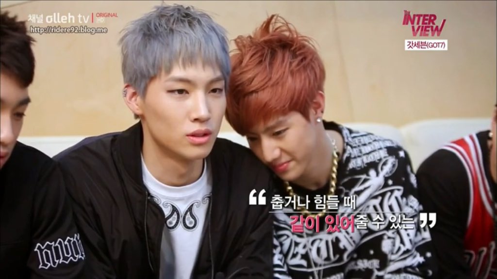 ดูหน้ามาร์คตอนแจบอมบอกว่า เราผ่านอะไรมาด้วยกัน เหมือนฮอตแพคแผ่นรองให้ความอบอุ่นในหน้าหนาว ผ่านเวลายากลำบากมาด้วยกัน GOT7 มีความหมายกับผมมาก มาร์คมองหน้าเบะปากแล้วซบไหล่ 😢