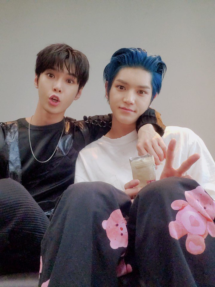 ไม่ยอมวางขนมเลยครับพี่คนนี้ บอกให้มาถ่ายรูปก็ยังถือมาด้วย