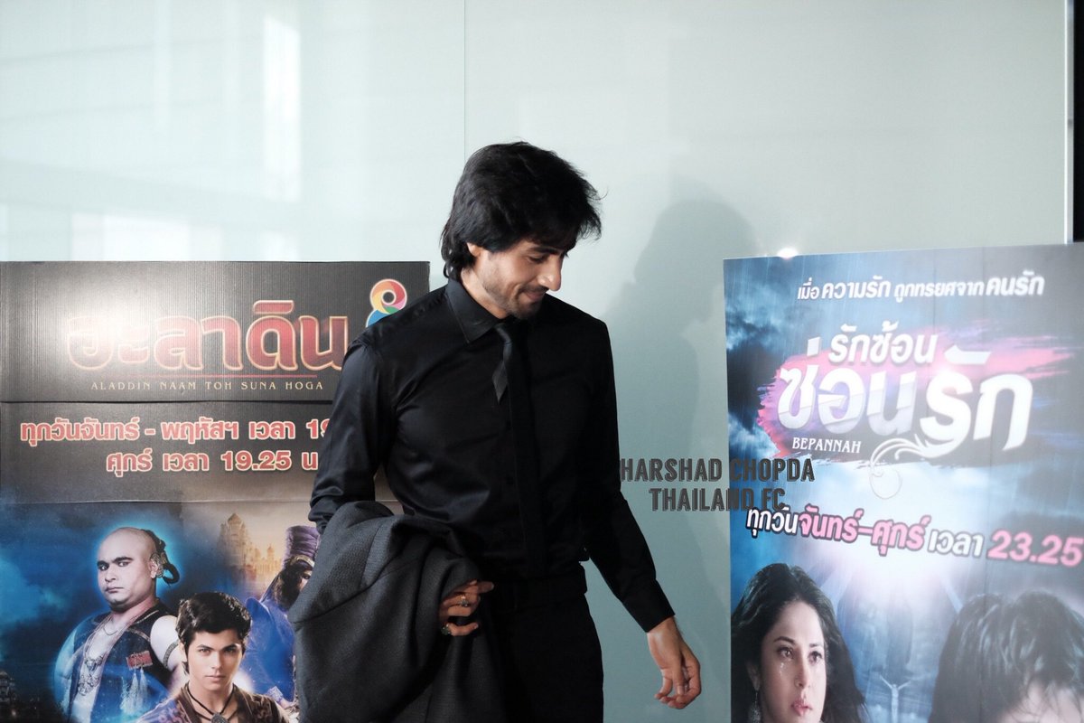 ChopdaFc's tweet photo. #Throwback  Harshad with Bepanaah Standy at Channel 8.  
**please don’t remove my FB page name on the picture when you repost** 
#1stanniversaryofHarshadChopdavisitThailand #HarshadChopda 
#HarshadChopdaThailandFC #fclovehc #teamhc #hcarmy #windunderwings https://t.co/g7H0IAjpmT
