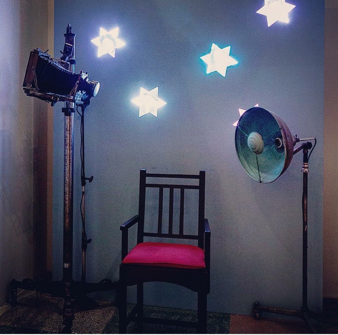 In 2015, the #BDLMuseum hosted an exhibition of photographs taken by #JHThakker on film sets, titled #SilverMagic. As a participatory activity, we set up a chair with studio lights and backdrops for people to sit in and take pictures on their phones! 
#ShareYourChair!