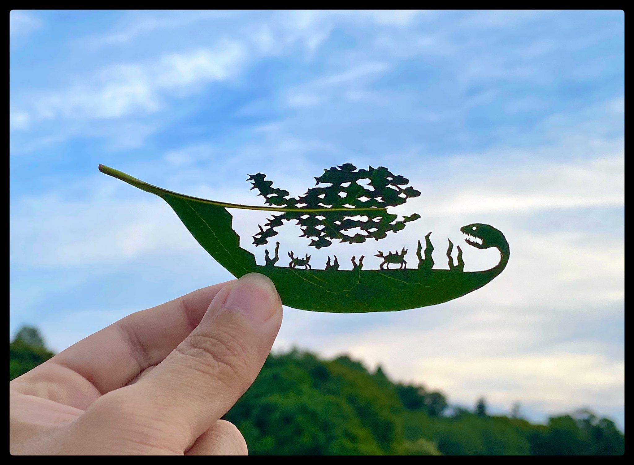 リト 葉っぱ切り絵 ちいさなかしこいさかのはなし 絵本作家レオ レオニ作の スイミー の一場面を葉っぱで制作 一人ぼっちだったスイミーは 岩陰で怯えてた小魚達と協力して大きな魚を追い払います 小学生の頃 国語の教科書で読んで印象に残っ リト 葉っぱ切り絵 ちいさなかしこいさかのはなし 絵本作家レオ レオニ作の スイミー の一場面を葉っぱで制作 一人ぼっちだったスイミーは 岩陰で怯えてた小魚達と協力して大きな魚を追い払います 小学生の頃 国語の教科書で読んで印象に残っ