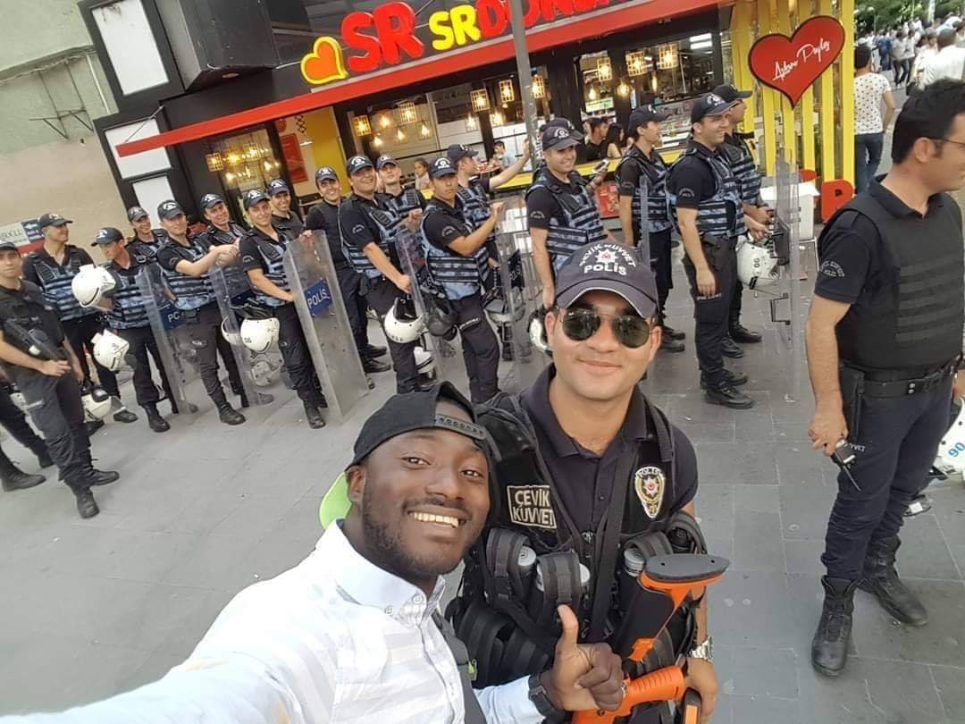 "En merhametli polistir Türk Polisi. 5 yıldır Türkiye'de yaşıyorum ve bir gün dahi ırkım nedeniyle durdurulup en ufak bir sıkıntı yaşamadım. Neden dünya Türk Polisi gibi değil? Irkçılığa ve şiddete son vermeliyiz. Hepimiz Yüce Allah'ın kullarıyız."
MALİK ABDULAİ
#mineapolis