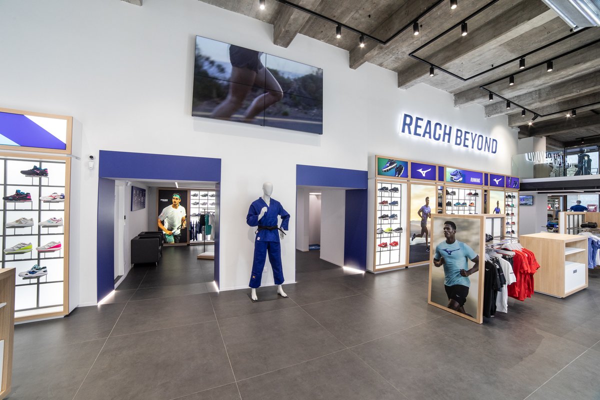 mizunoitalia's tweet photo. Oggi apriamo il primo Flagship Store europeo a #Torino, la città dove la sede italiana di #Mizuno ha messo le sue radici 30 anni fa. 

Più di 200 metri quadri di esposizione e arredi ispirati alle linee minimaliste del Giappone. 

#MizunoStore #NewOpening #ReachBeyond https://t.co/eT2KiIG86w