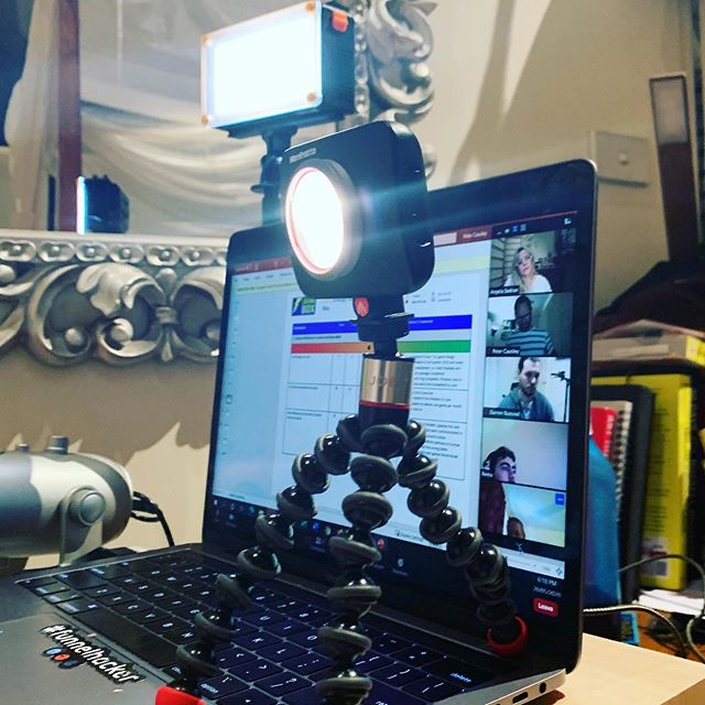 AngelaSedran1's tweet image. #vloggingtips #coachlife #bestvloggingsetup