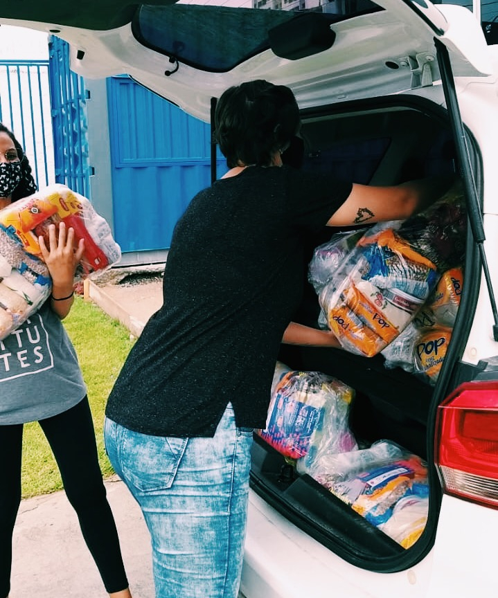 shoresofgrace's tweet image. Sabe aquelas cestas que recebemos uns dias atrás? Conseguimos entregar todas elas! Algumas foram para as famílias das comunidades, outras para ong's parceiras e as demais entregamos para as mulheres que estão/estavam em situação de prostituição e que ja acompanhamos. #missoes