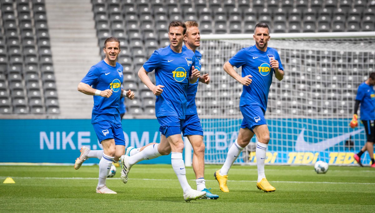 Klares Statement beim Heißlaufen! 🔥 Wir möchten als Club ausdrücklich all denjenigen danken, die auch und gerade in diesen schwierigen Zeiten Tag für Tag unsere Gesellschaft am Laufen halten. Vielen Dank an jeden einzelnen von euch! 💙🤍

#BSCFCA #Herthanerhelfen #hahohe