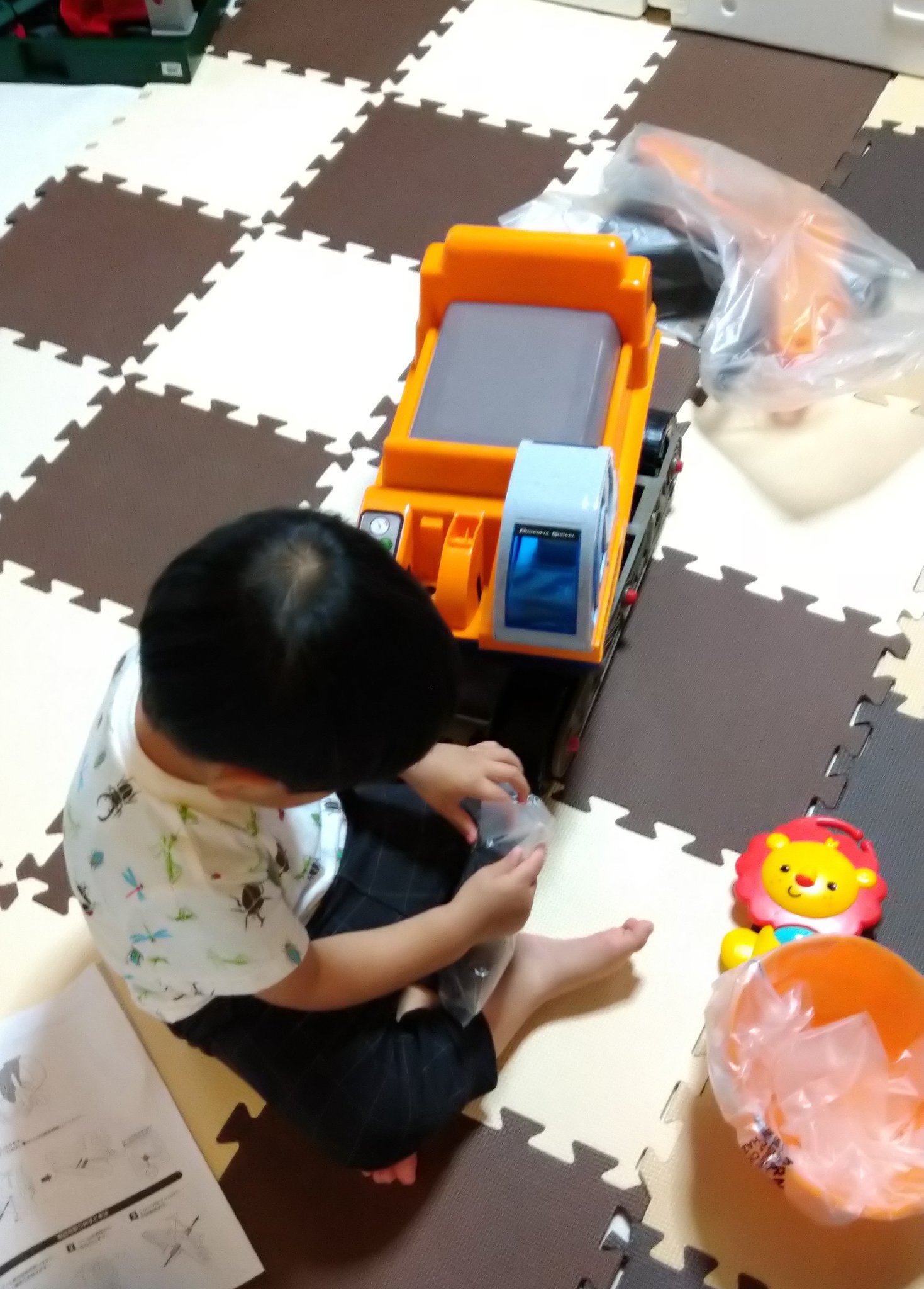 ごちゃgogogo 西松屋に行ったときに息子が一目惚れしたショベルカー ママが目と口のシールを作ってあげると 土をすくうところに自分で貼って ごはんを食べさせてました ほんとに幼児の発想は自由です