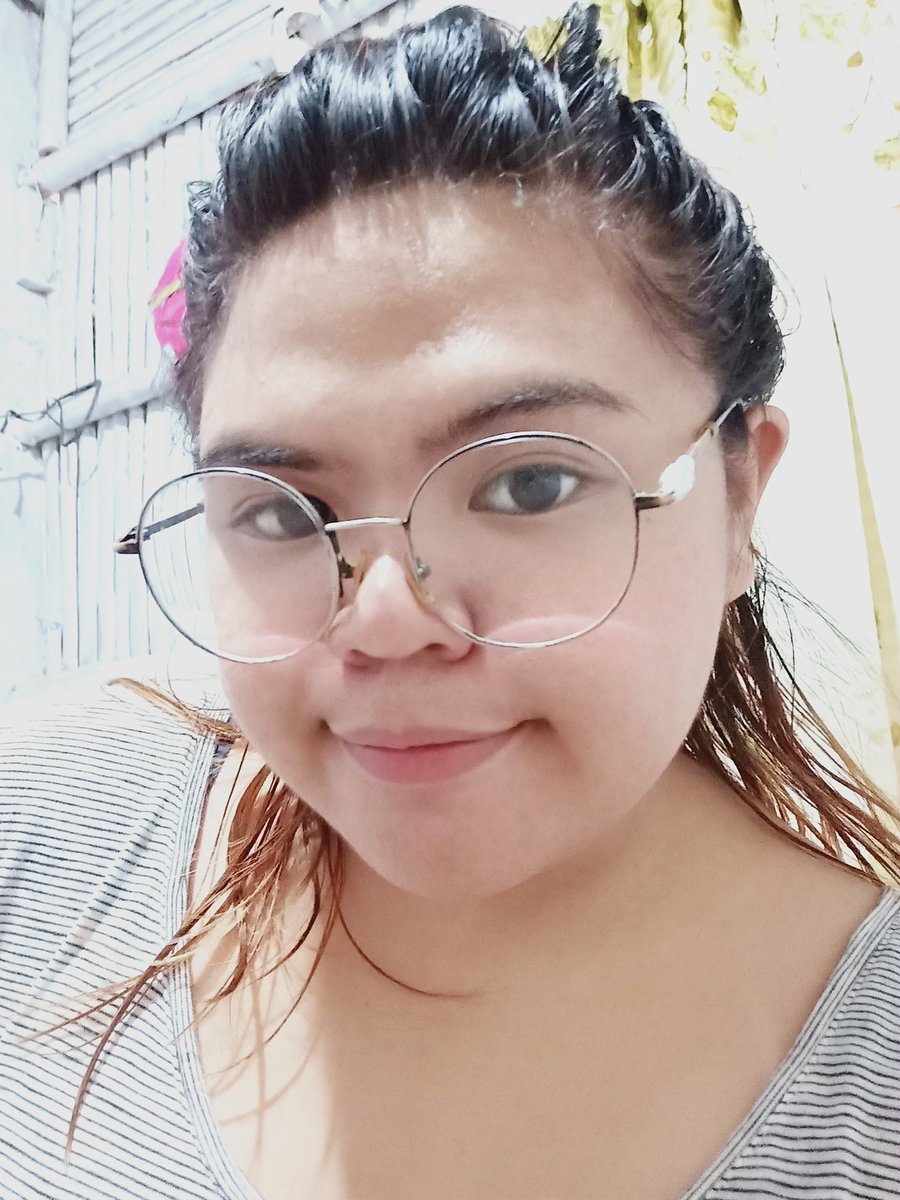 laneeylen's tweet photo. Muka ng tapos na mag bakasyon. Muka lang maputi pero negra na yan hahahah #OppoCamera https://t.co/d0T9RKLNAA
