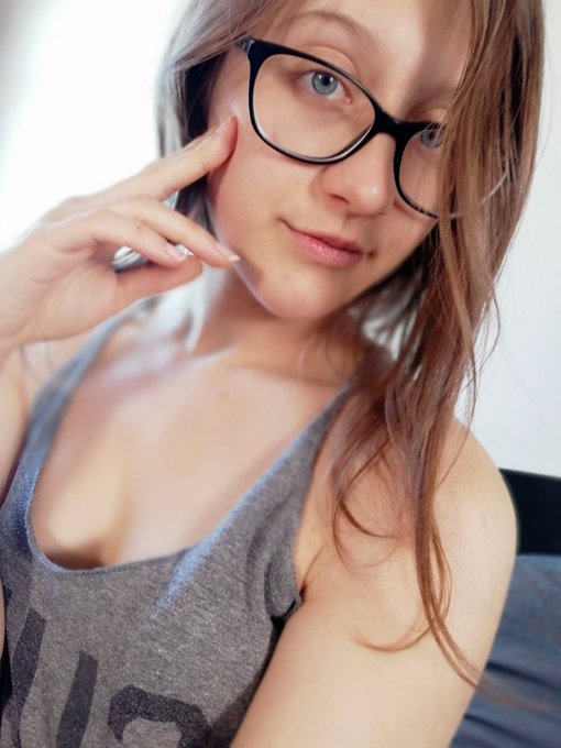 Does this shirt make my tiddies look bigger? xD I'm online!! // https://t.co/KXmpncNrdP https://t.co
