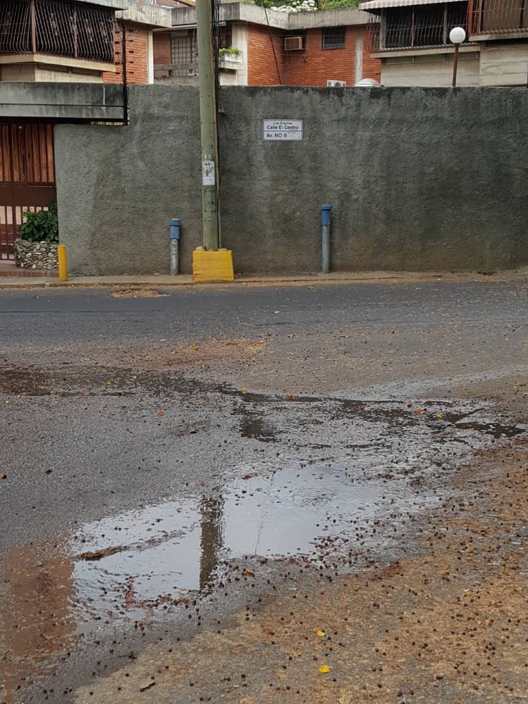 <a href="/HidroCapital2/">Hidrocapital</a> Agradecemos puedan mandar a reparar esta avería con bote de agua en Montecristo, entre la calle el Carmen y la Av El Centro, en la entrada a la calle Juan XXIII, esto no permite que llegue agua a otras zonas aledañas, Urgente!!
